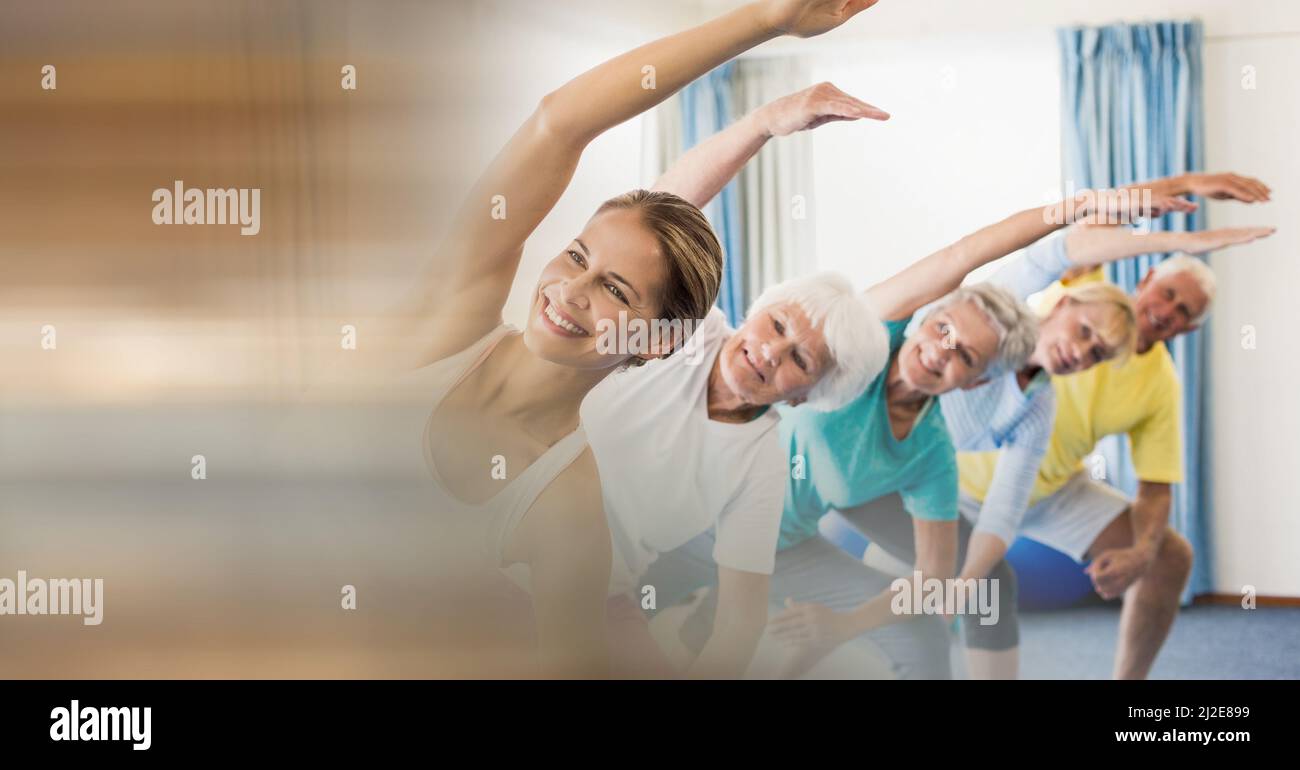 Effetto sfocato con spazio copia contro l'allenatore femminile di yoga e il gruppo di persone anziane che svolgono yoga Foto Stock