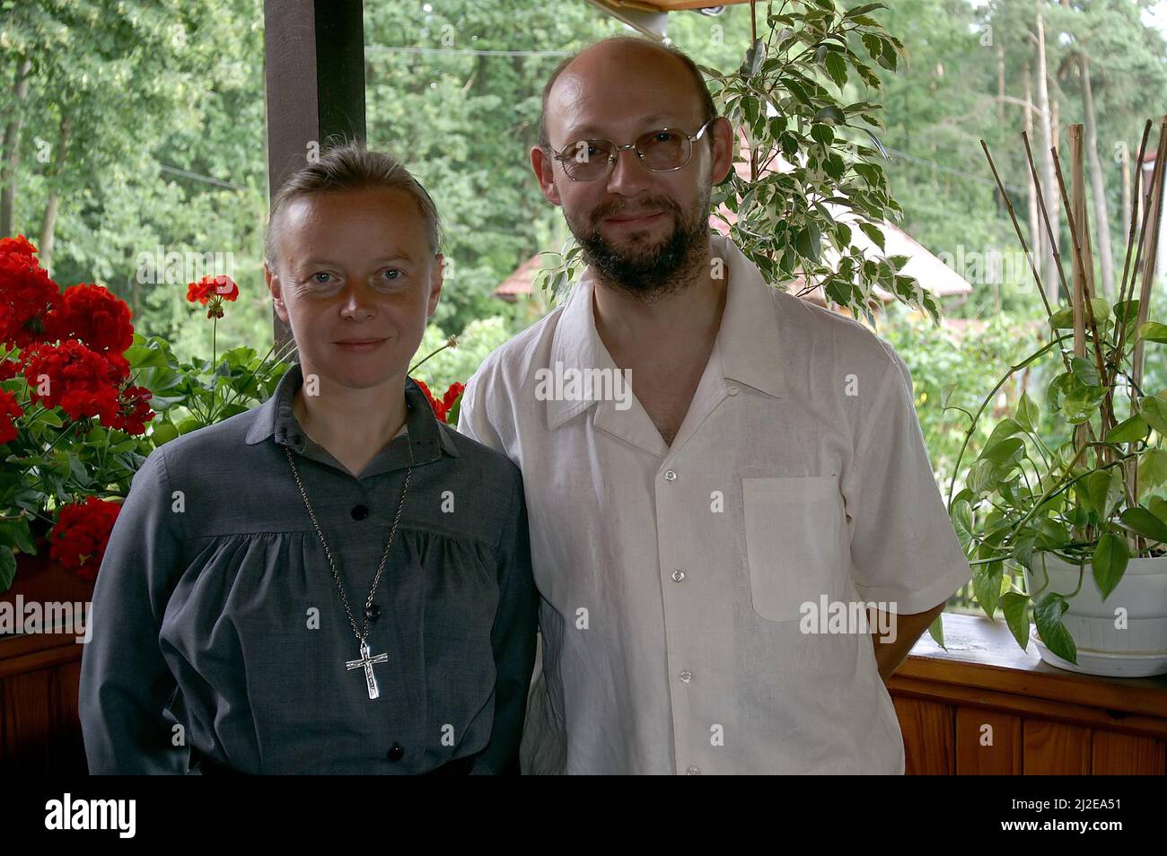 Augustów, Polonia, Polen, Polska, Ritratto di una suora e di un giovane. Porträt einer Nonne und eines jungen Mannes. Raltrato de una monja y un joven. Foto Stock