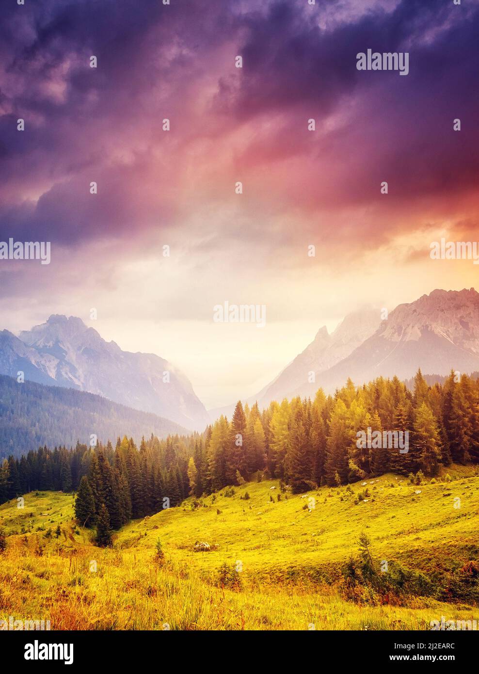 Splendida vista sulla vetta della nebbia Cresta di Enghe a Sappada. Dolomiti Pesarine, Alto Adige. Ubicazione Sauris di sotto, Italia, Europa. Incredibile Foto Stock