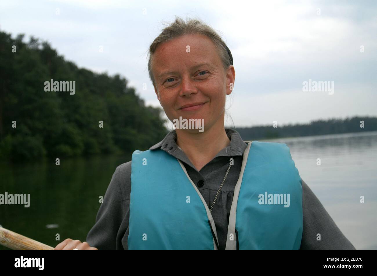 Augustów Polonia, Polen, Polska, Ritratto di una suora sullo sfondo del lago. Porträt einer Nonne auf dem Hintergrund des See. 湖背景上的修女肖像。Zakonnica Foto Stock