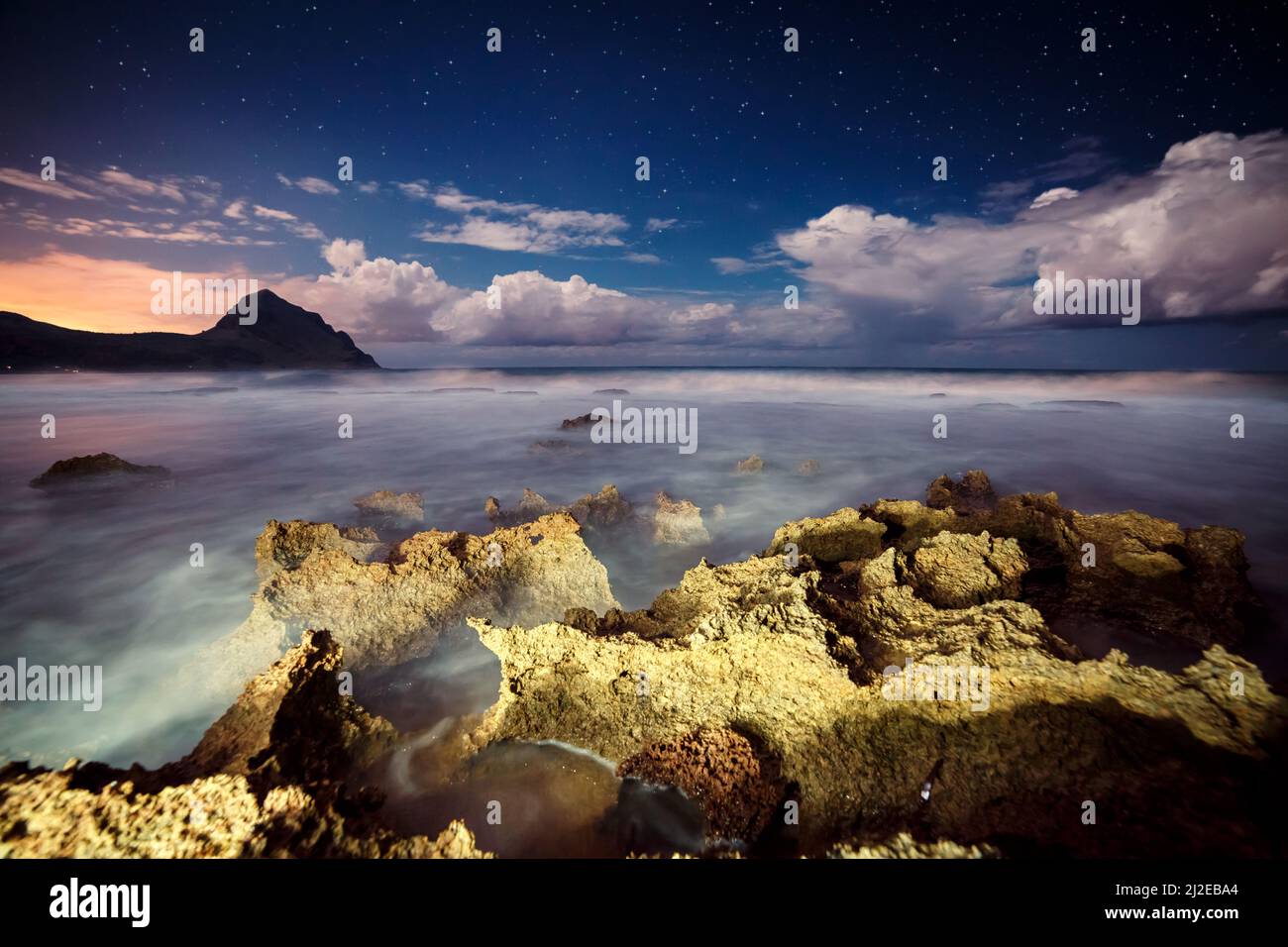 Fantastica vista sulla riserva naturale Monte Cofano. Scena drammatica. Illuminazione creativa. Località capo San Vito. Sicilia, Italia, Europa. Mediterraneo AN Foto Stock