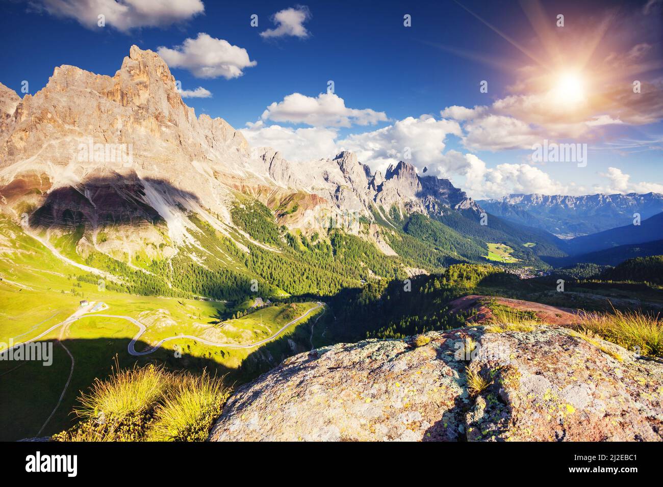 Maestosa vista del Cimon della pala con il passo Rolle. Parco Nazionale Paneveggio. Dolomiti, Alto Adige. Ubicazione pale di San Martino. Italia, Europa. Foto Stock