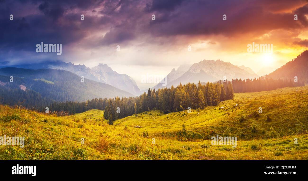 Splendida vista sulla vetta della nebbia Cresta di Enghe a Sappada. Dolomiti Pesarine, Alto Adige. Ubicazione Sauris di sotto, Italia, Europa. Incredibile Foto Stock
