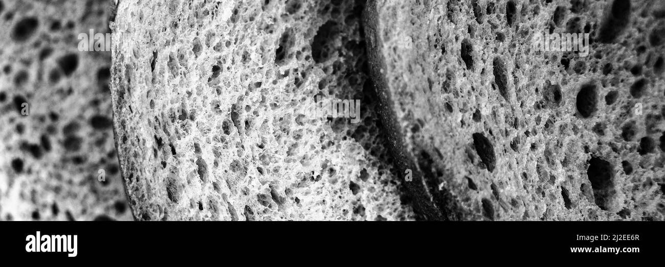 texture of fette di pane bianco come sfondo vicino. sfondo grigio di superficie ruvida dappled textured pezzetti pezzetti di pane naturale biologico con Foto Stock