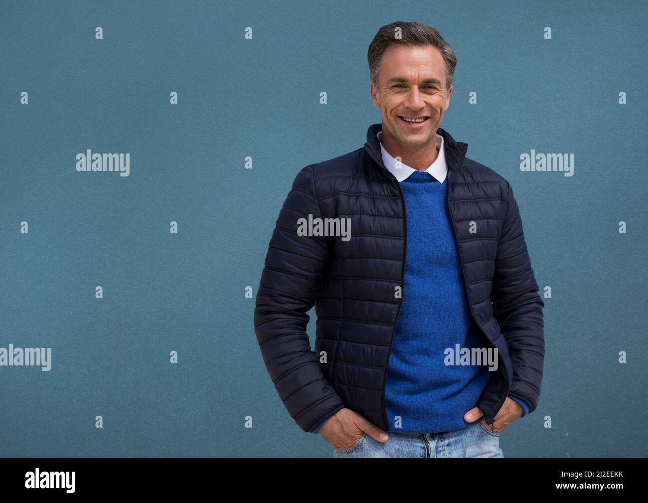 Ritratto di uomo caucasico sorridente contro spazio copia su sfondo blu Foto Stock