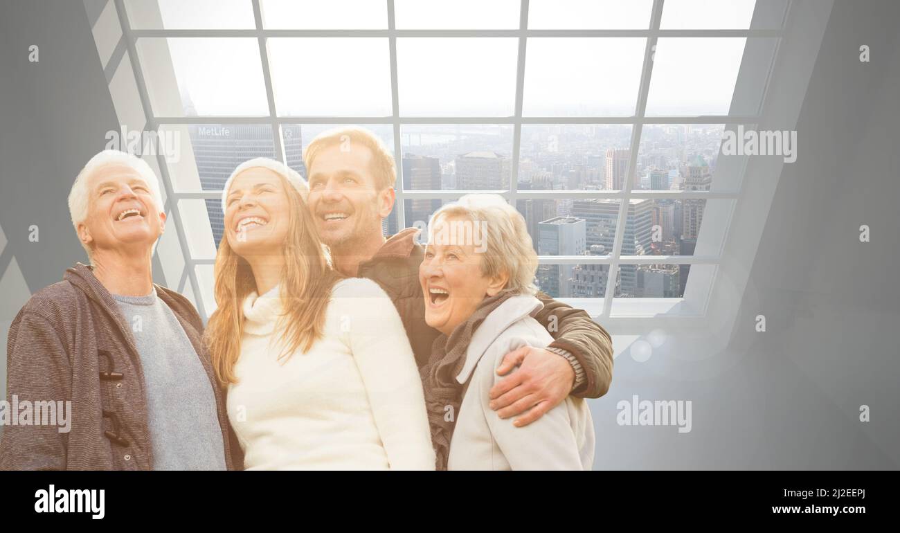 Immagine composita della famiglia caucasica sorridente insieme contro la vista del paesaggio urbano dalla finestra dell'ufficio Foto Stock