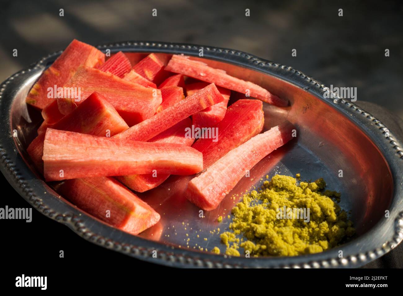 Un primo colpo di insalata di carota servito con sale misto indiano verde. Foto Stock