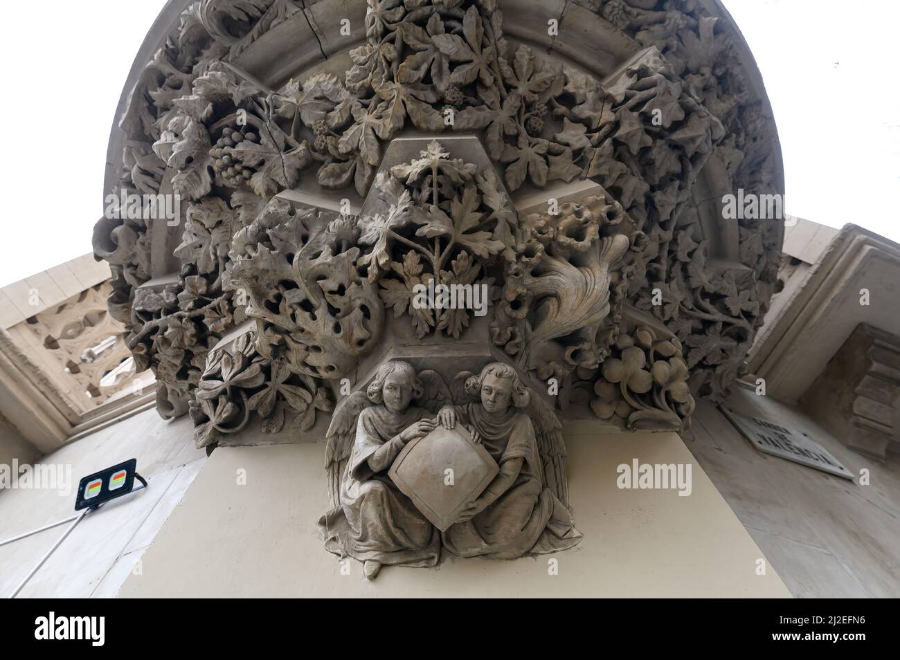 Bel bassorilievo di un edificio nel centro di Barcellona, Spagna Foto Stock