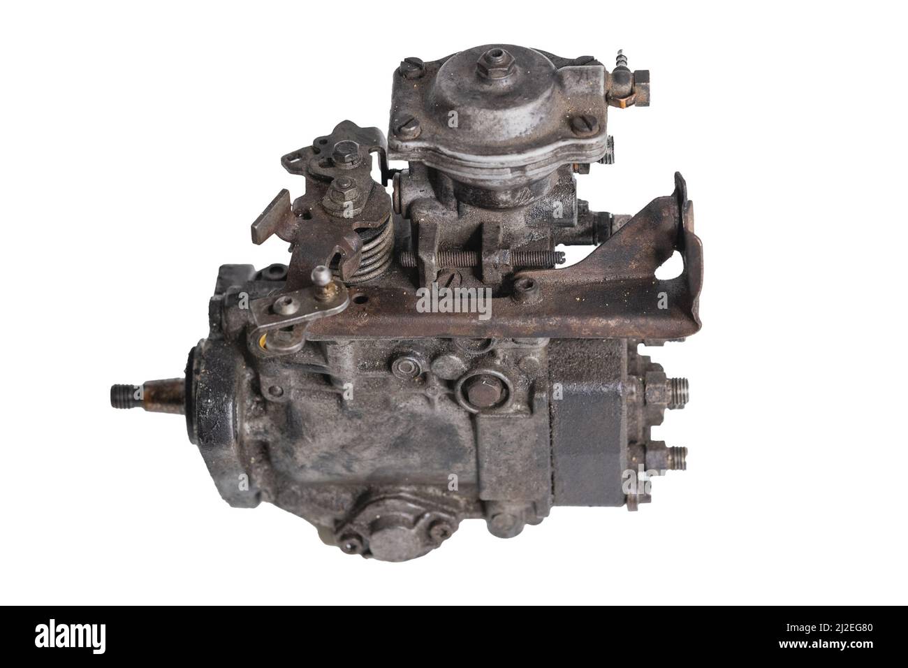 Pompa ad alta pressione vecchia e usurata su sfondo bianco. Pompa diesel per uso automobilistico, meccanica, di veicoli di vecchia generazione. Vista laterale. Foto Stock