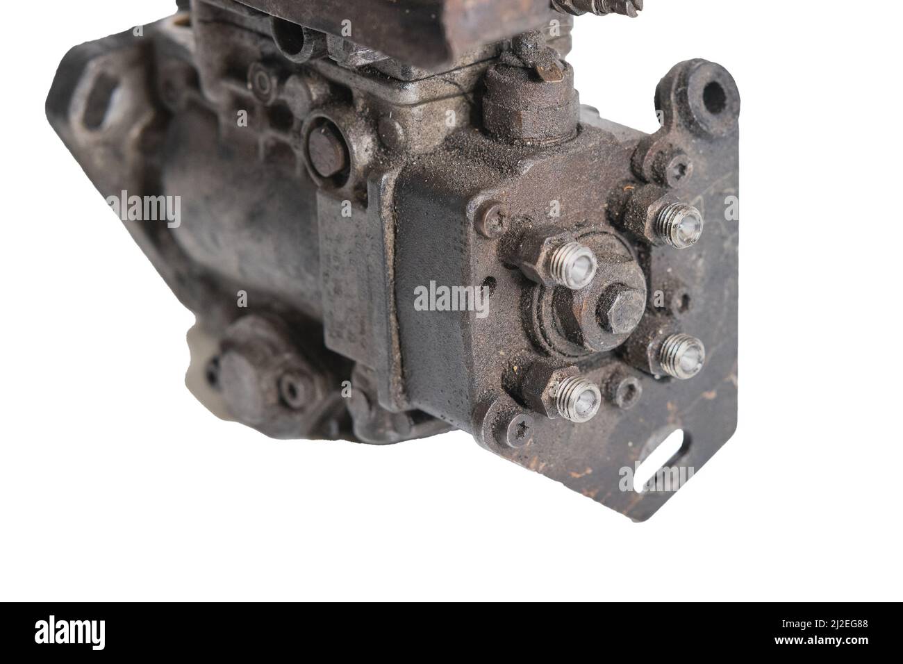 Pompa ad alta pressione vecchia e usurata su sfondo bianco. Pompa diesel per uso automobilistico, meccanica, di veicoli di vecchia generazione. Vista della porta. Foto Stock