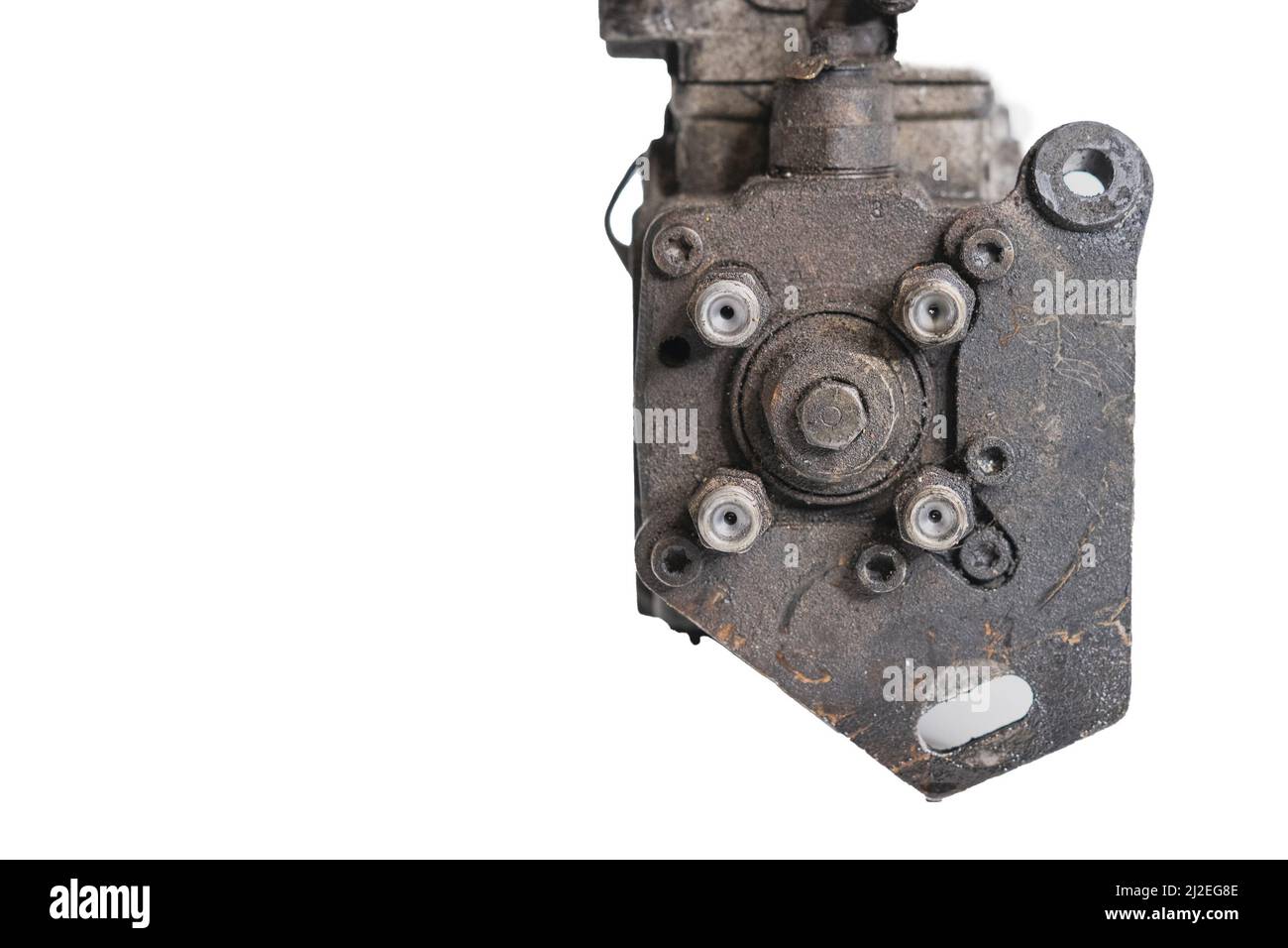 Pompa ad alta pressione vecchia e usurata su sfondo bianco. Pompa diesel per uso automobilistico, meccanica, di veicoli di vecchia generazione. Vista della porta. Foto Stock
