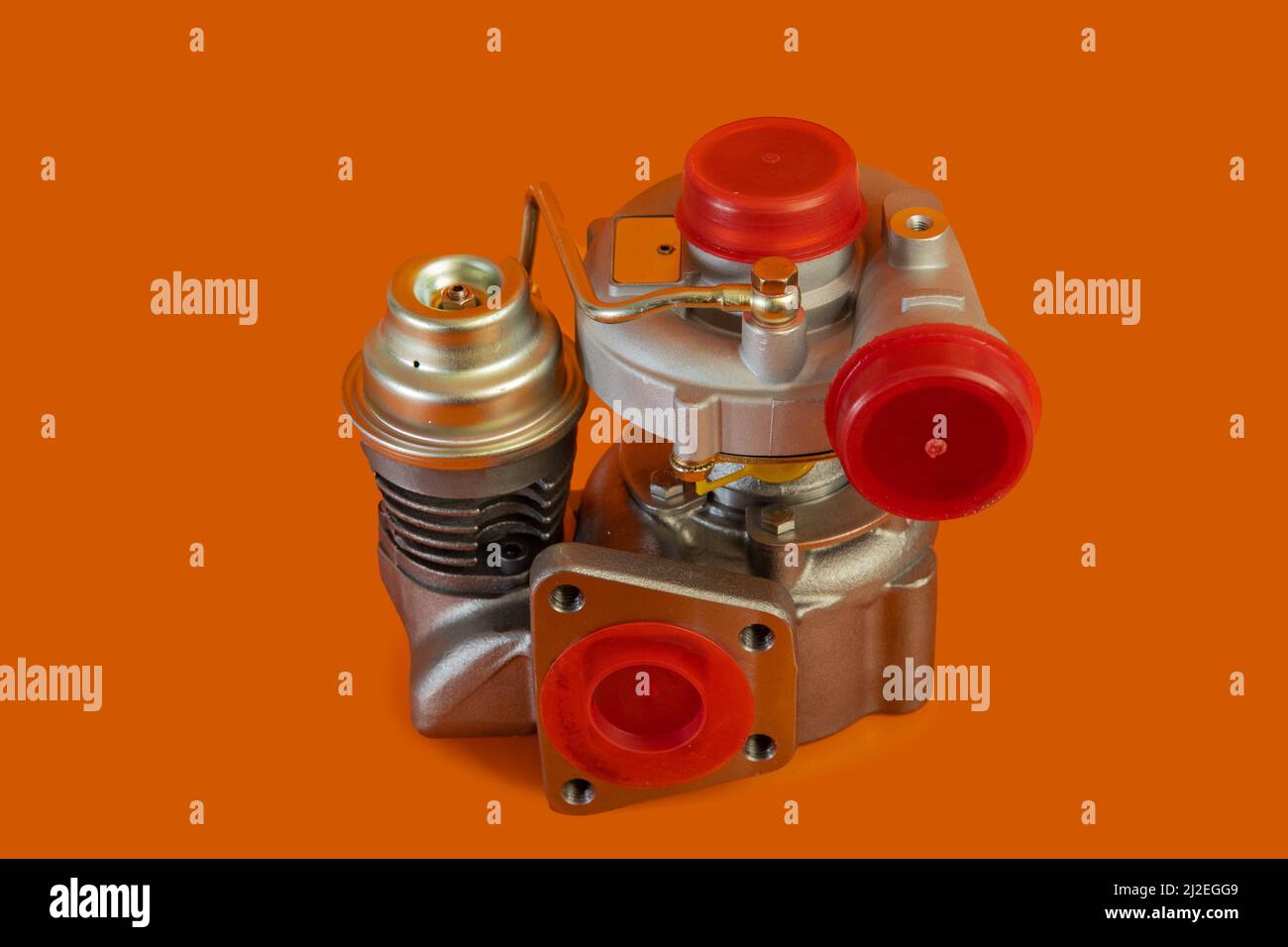 Nuovo turbocompressore o turbina per auto, di tipo o stile vintage, turbo  più piccolo, isolato su sfondo arancione. Tappi di protezione visibili  sull'aspirazione Foto stock - Alamy