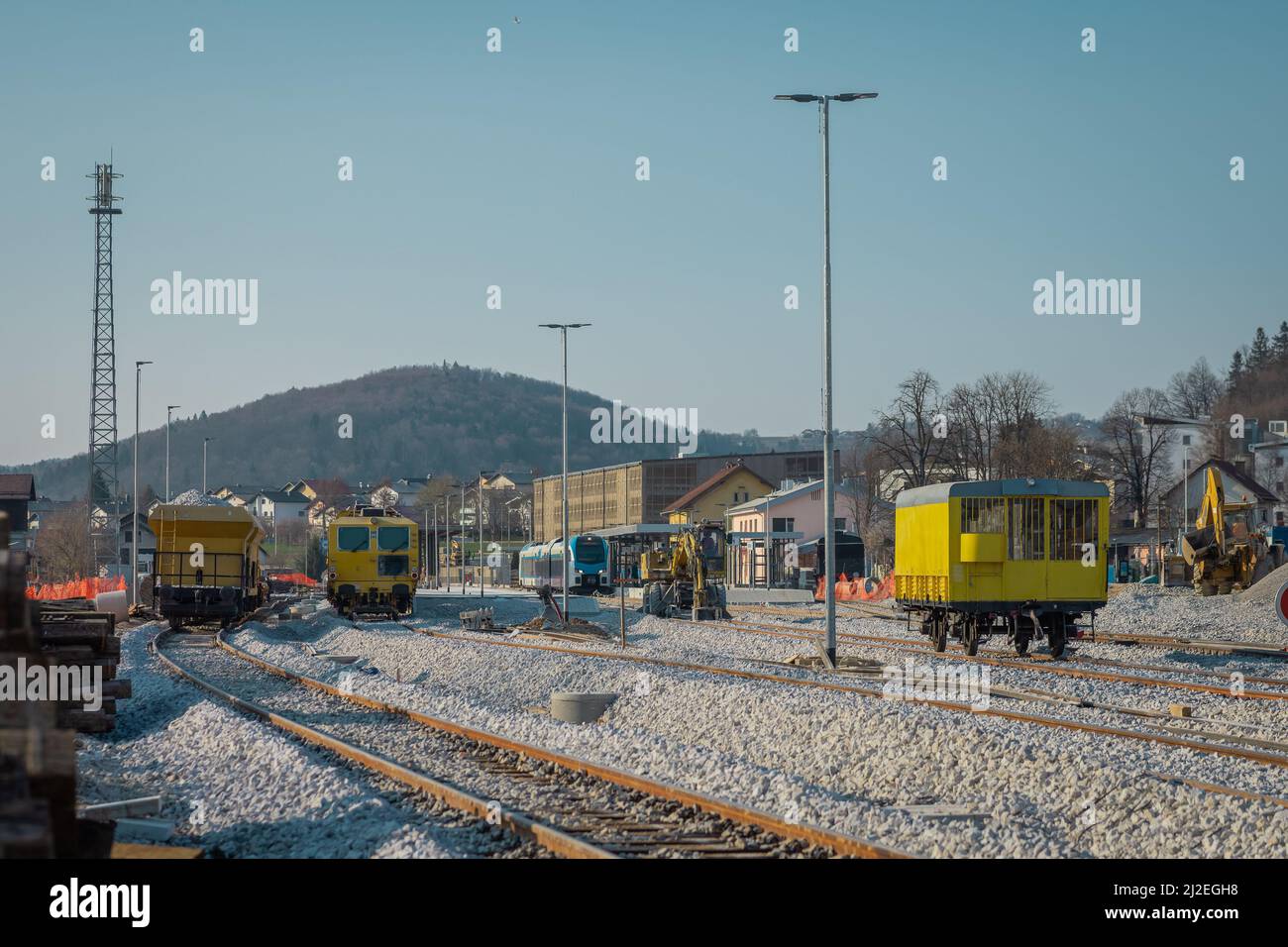 Stazione ferroviaria di Grosuplje in fase di ristrutturazione. Nuovi cingoli nuovi posti accanto alla piattaforma passeggero, aratro ferroviario visibile, manomissione e alcuni carri. Foto Stock