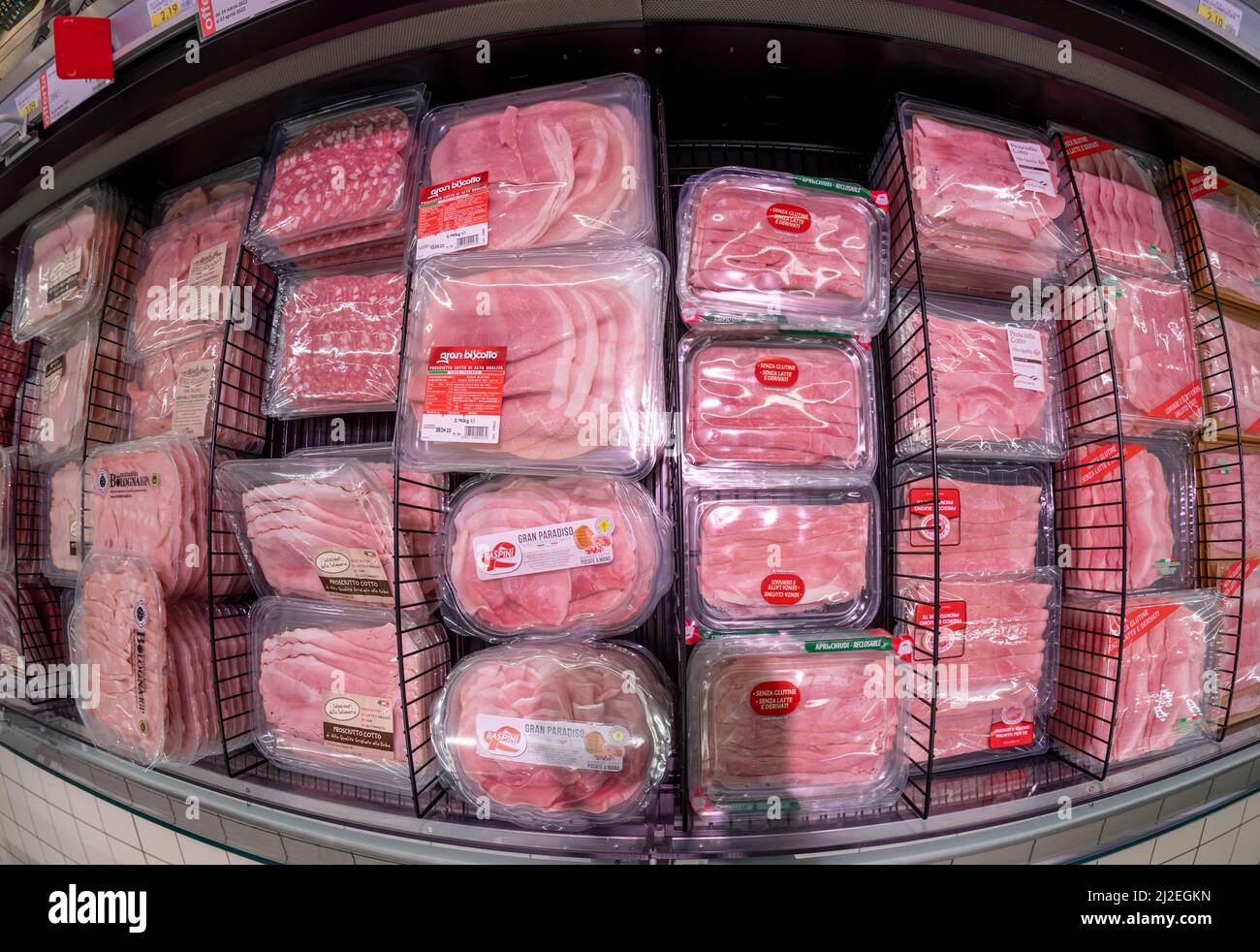 Italia - Marzo 30,2022: Confezioni di plastica alimentare di salame e prositto affettati in banco frigorifero per la vendita al supermercato italiano, vista dall'alto, pesce Foto Stock