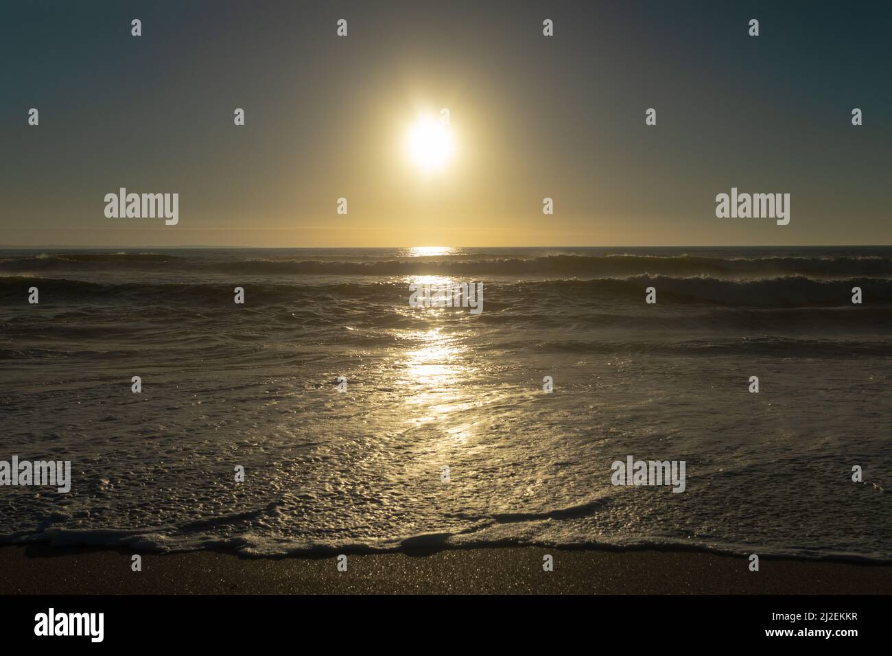 Splendida vista panoramica sul mare con tramonto sull'orizzonte Foto Stock