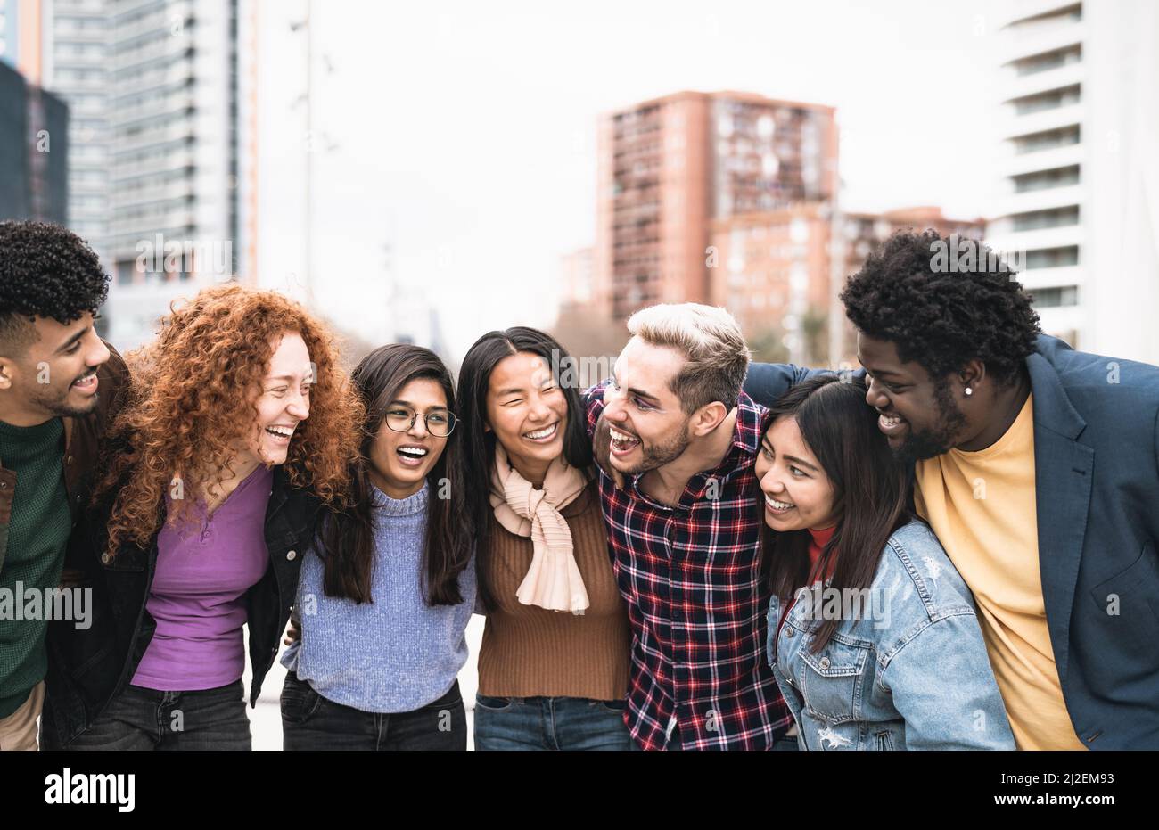 Giovani amici multirazziali che si divertono insieme in città - concetto di amicizia e diversità Foto Stock