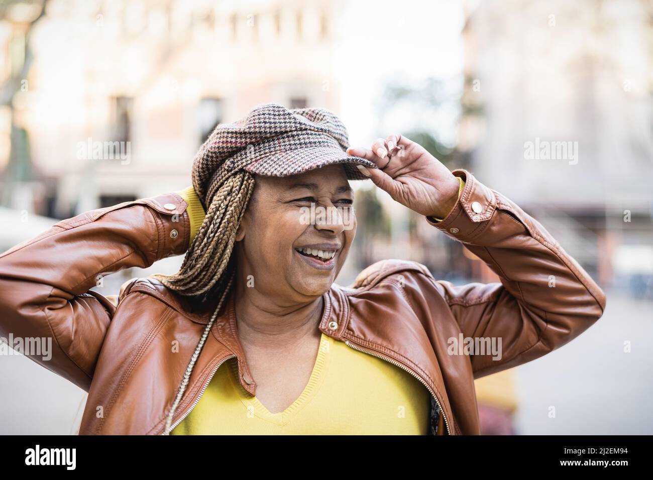 Felice donna africana divertirsi in città - persone anziane concetto Foto Stock