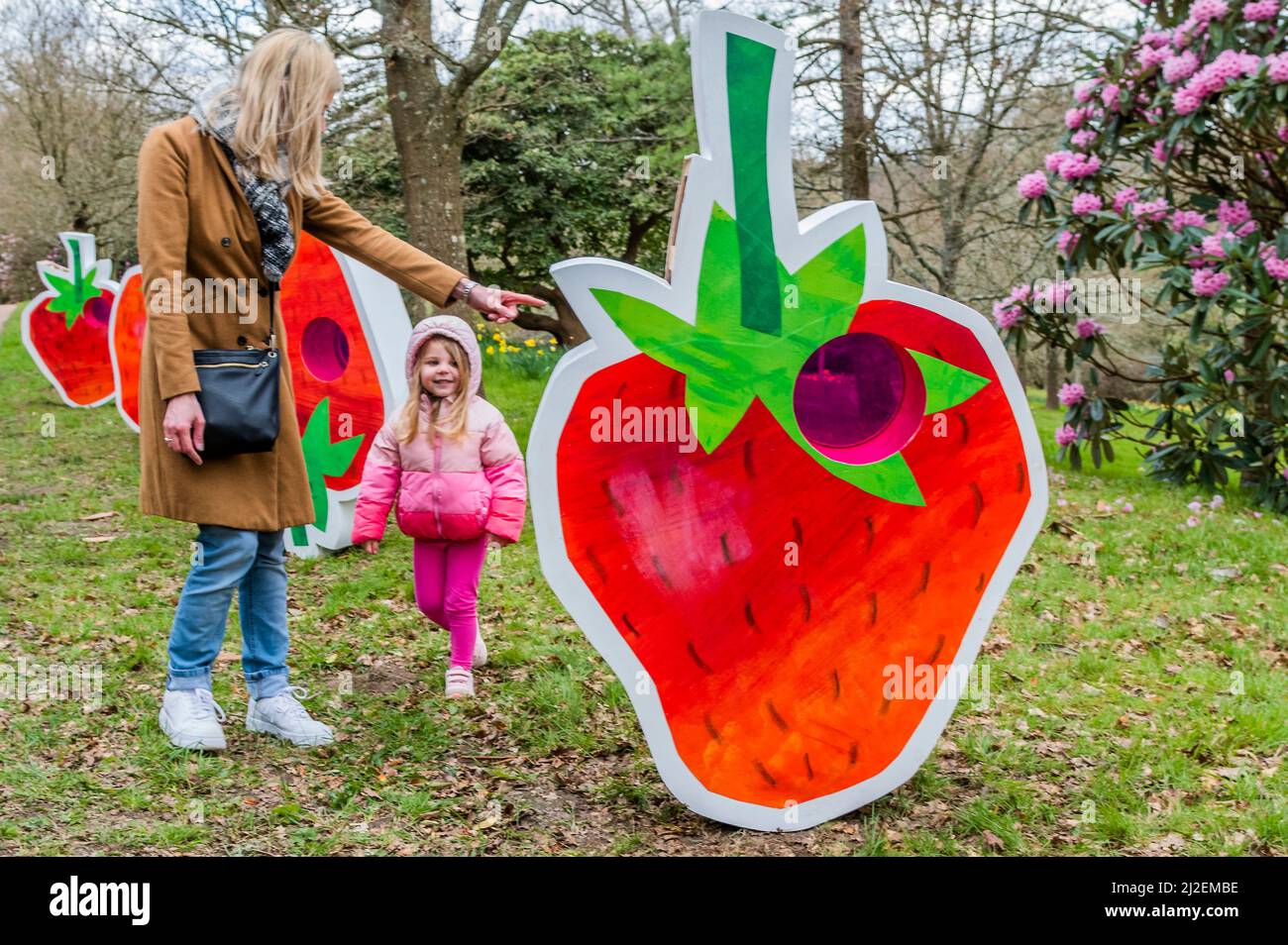 Londra, Regno Unito. 1st Apr 2022. Investigando le fragole - il sentiero molto affamato Caterpillar a Wakehurst questa Pasqua, Kew's giardino botanico selvaggio in Sussex credito: Guy Bell/Alamy Live News Foto Stock