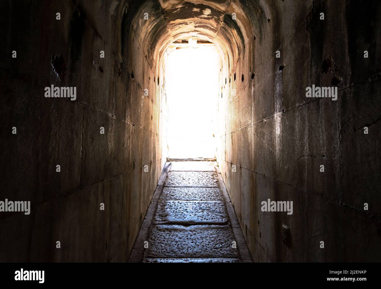 Tunnel stretto e luce brillante fine di oscurità. Concetto di psicoterapia del cielo di speranza. Foto Stock