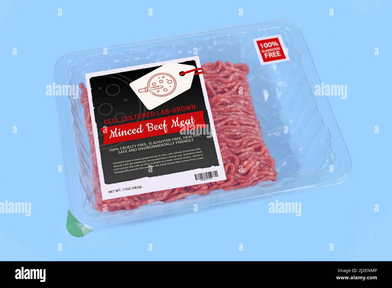 Concetto di carne coltivata a cellule in laboratorio per la produzione artificiale in vitro con carne macinata cruda confezionata con labe confezionata Foto Stock