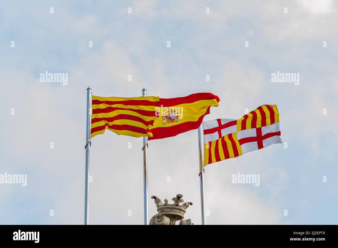 Diverse bandiere sollevate nel vento, la bandiera spagnola e la bandiera catalana a Barcellona (Spagna). Foto Stock