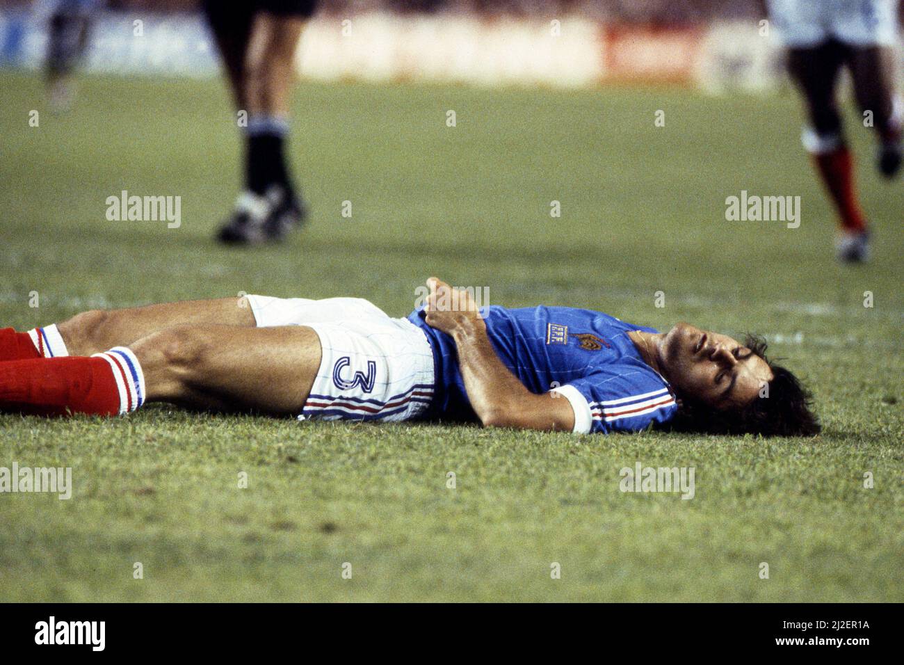 Patrick BATTISTON (fra), ferito sul terreno, dopo lo scandalo di Harald toni Schumacher, Coppa del mondo di calcio 1982 in Spagna, semifinale, semifinale, Germania - Francia 8:7 ae (3:3, 5:4) Coppa del mondo di calcio 1982 in Spagna, semifinali, Â Foto Stock
