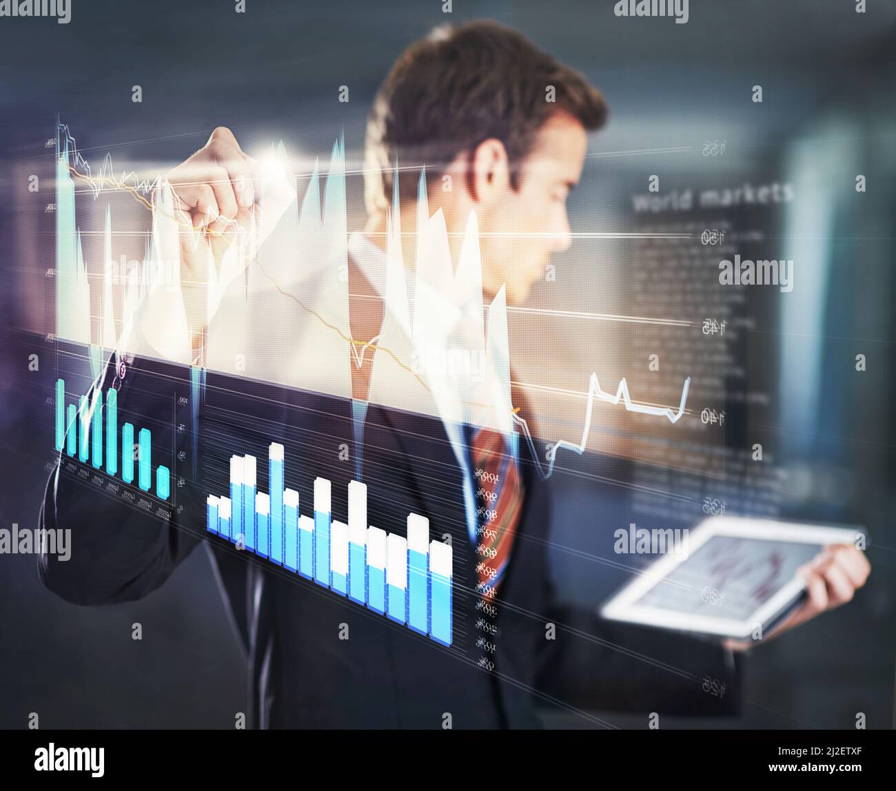 Il futuro del business aziendale. Scatto ritagliato di un bel giovane uomo d'affari che usa un'interfaccia digitale per tracciare grafici. Foto Stock