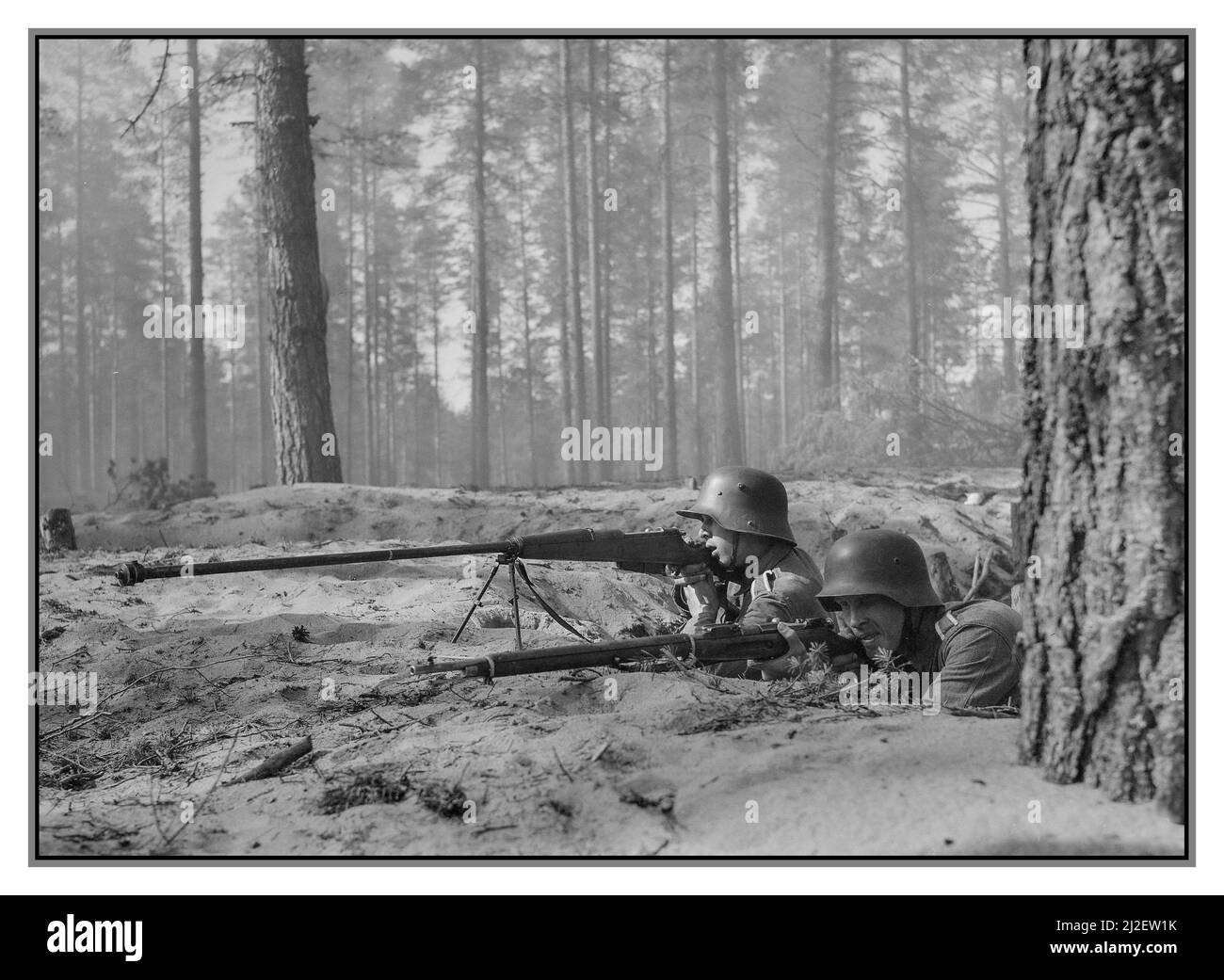 WW2 Finlandia finlandese SQUADRA FINLANDESE AT-Rifle con la WZ. 35 fucile anticarro. 1 luglio 1942 combattere l'avanzata russa in Finlandia durante la guerra di continuazione la guerra di continuazione, conosciuta anche come la seconda guerra sovietico-finlandese, fu un conflitto combattuto dalla Finlandia e dalla Germania nazista contro l'Unione Sovietica dal 1941 al 1944, come parte della seconda guerra mondiale Nella storiografia sovietica, la guerra fu chiamata il fronte finlandese della Grande guerra patriottica. Foto Stock
