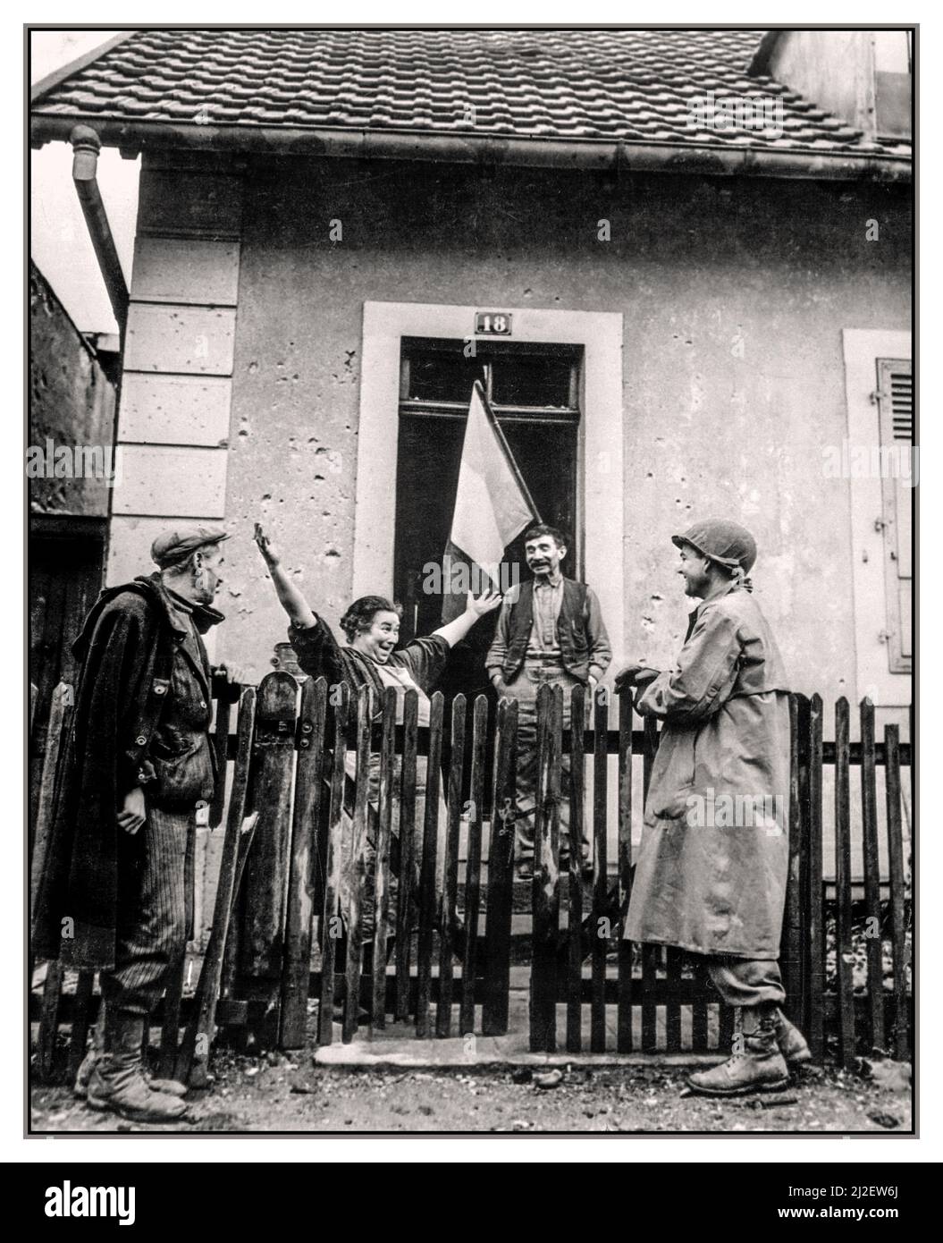 Vendemmia WW2 Francia Liberazione Francese la francese rivendica al vicino e al soldato americano: 'Tout Belfort Est Libre' (tutto Belfort è liberato). Novembre 25, 1944. Leibowitz. (Esercito) Una donna francese esilarò ed eccitò per la liberazione dalla morsa della Germania nazista, di Belfort, Franche-Comté, Francia orientale, il 25 novembre 1944. Belfort era stato liberato anche da 1st corpi francesi tre giorni ealier. Foto Stock
