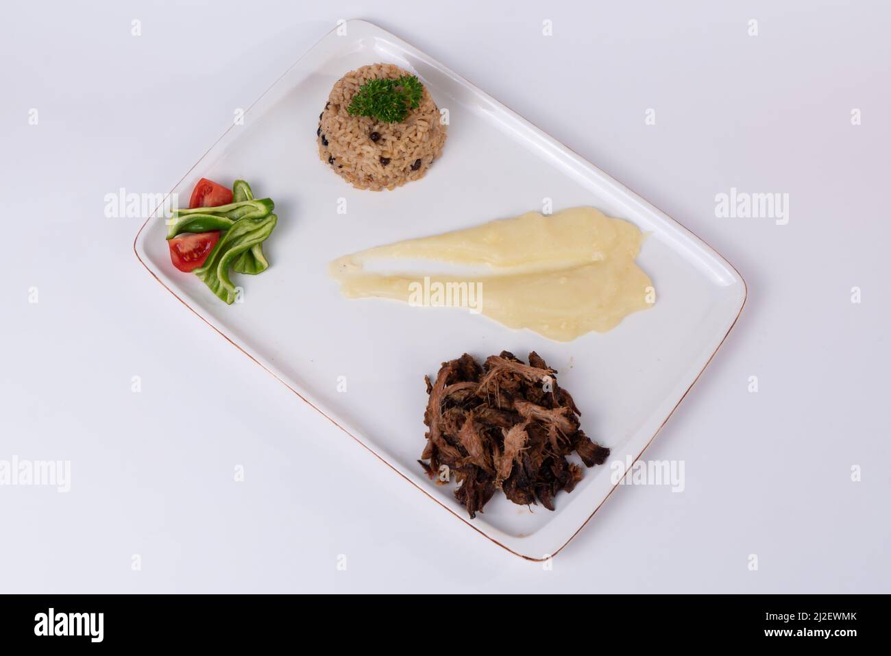 Shot con vista dall'alto di insalata di stagione composta da verdure di collard, verdure, carota grattugiata su sfondo bianco in un ambiente isolato. Foto Stock