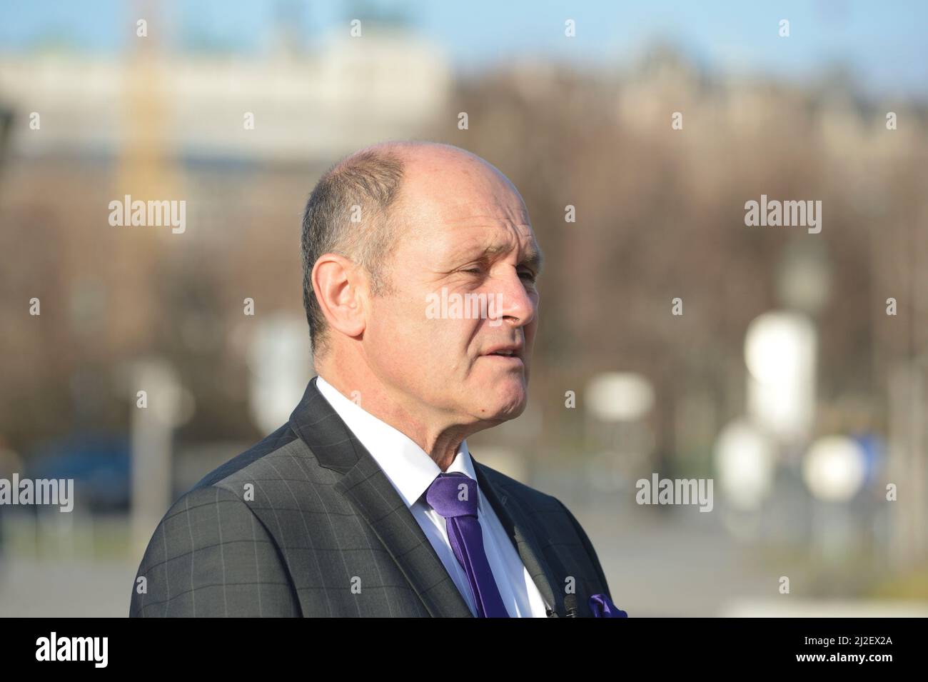 Vienna, Austria. 01st Jan, 2020. In occasione dell'adesione dell'Austria all'Unione europea 25 anni fa, il 1 gennaio 1995, il Parlamento racconta questa importante pietra miliare della storia austriaca contemporanea in un'installazione artistica in Piazza degli Eroi. La foto mostra il Presidente del Consiglio Nazionale, Wolfgang Sobotka Foto Stock