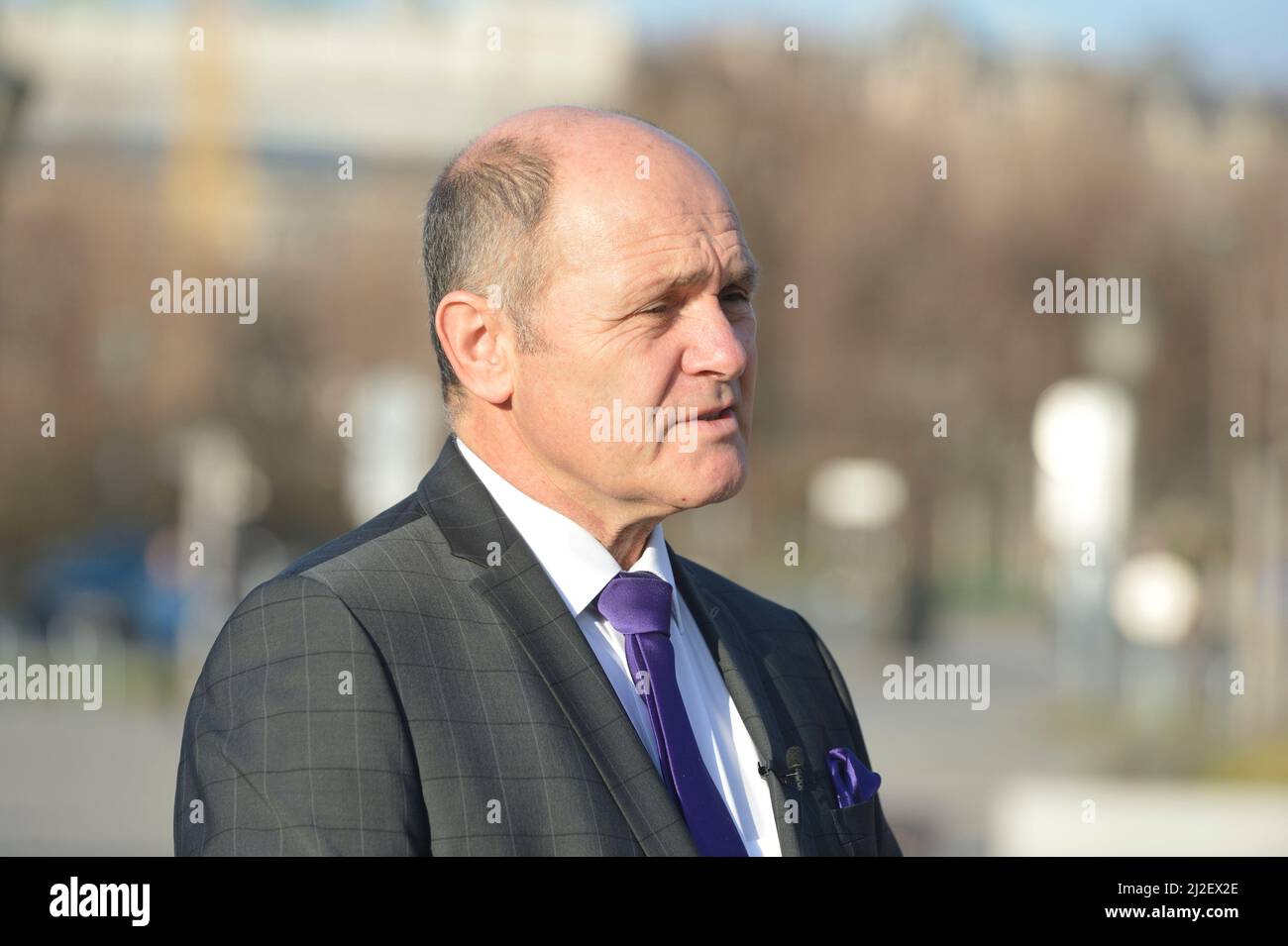 Vienna, Austria. 01st Jan, 2020. In occasione dell'adesione dell'Austria all'Unione europea 25 anni fa, il 1 gennaio 1995, il Parlamento racconta questa importante pietra miliare della storia austriaca contemporanea in un'installazione artistica in Piazza degli Eroi. La foto mostra il Presidente del Consiglio Nazionale, Wolfgang Sobotka Foto Stock