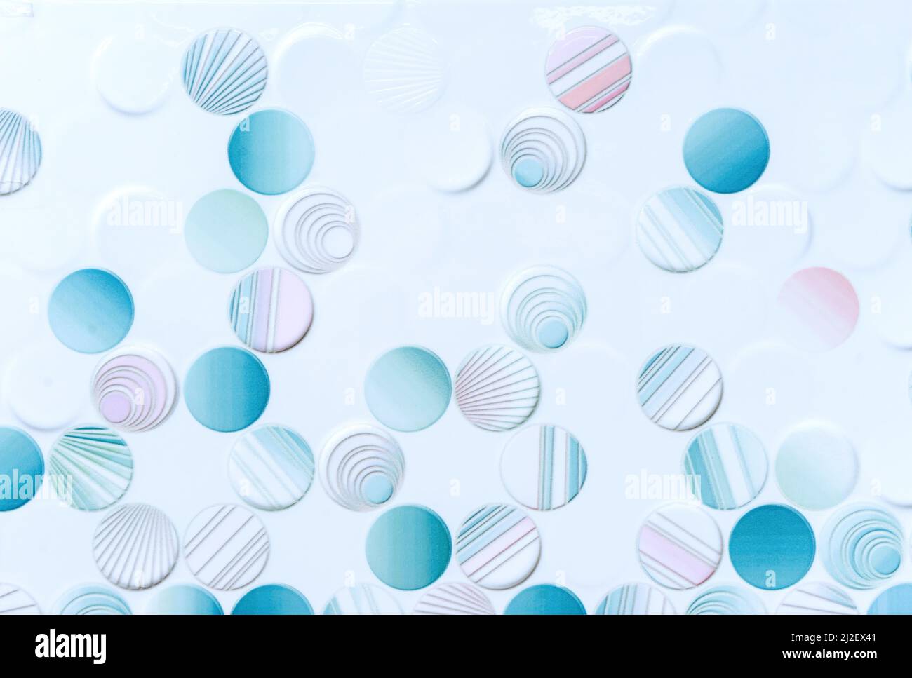 Piastrelle in ceramica con cerchi bianchi e turchesi. Sfondo piastrellato per design e decorazione. Foto Stock