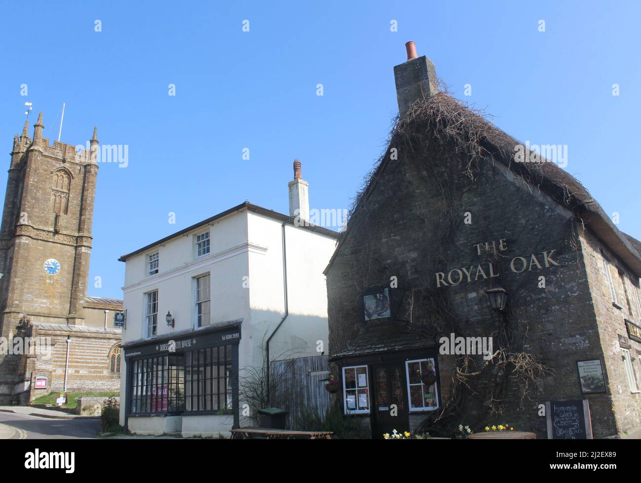 Cerne Abbas, centro del villaggio Dorset con pub, chiesa e salone di bellezza Foto Stock