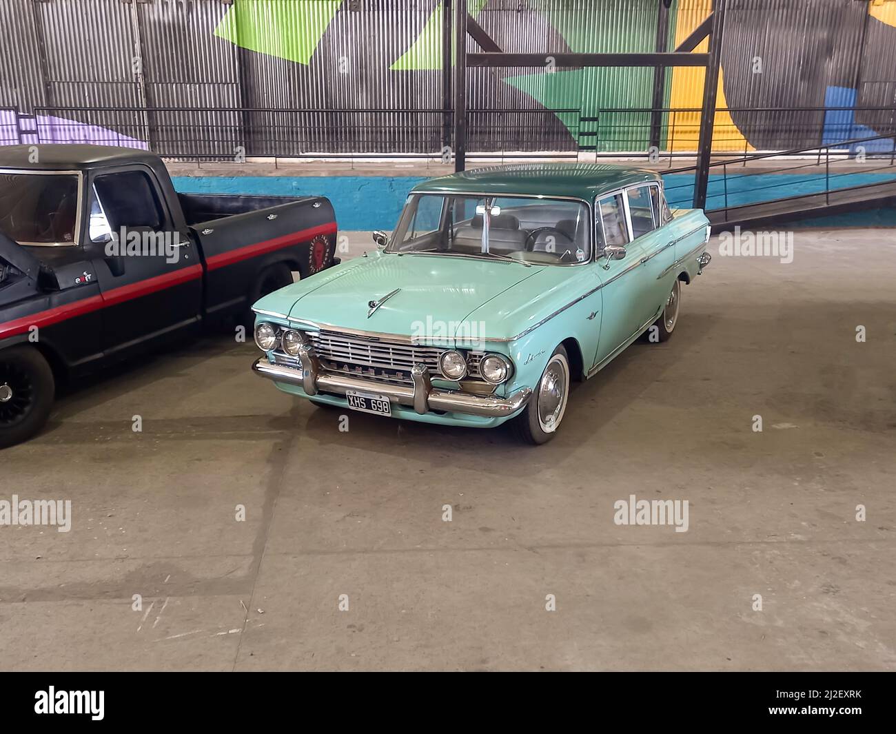Cyan AMC Rambler Ambassador quattro porte berlina 1962 parcheggiato in un deposito. Scatto ad angolo elevato. Mostra di auto classiche. CopySpace Foto Stock
