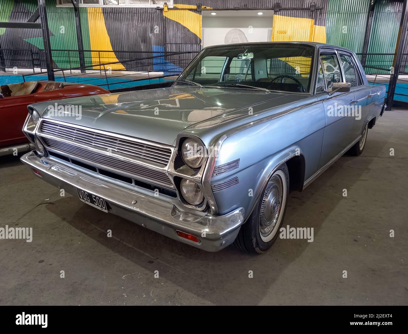Avellaneda, Argentina - Mar 19, 2022 - grigio AMC Rambler Ambassador quattro porte berlina 1965-1966 parcheggiato in un deposito. Mostra di auto classiche. CopySpace Foto Stock