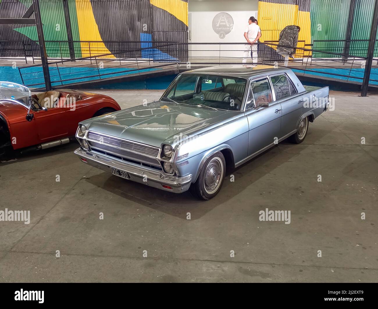 Gray AMC Rambler Ambassador quattro porte berlina 1965-1966 parcheggiato in un deposito. Scatto ad angolo elevato. Mostra di auto classiche. CopySpace Foto Stock