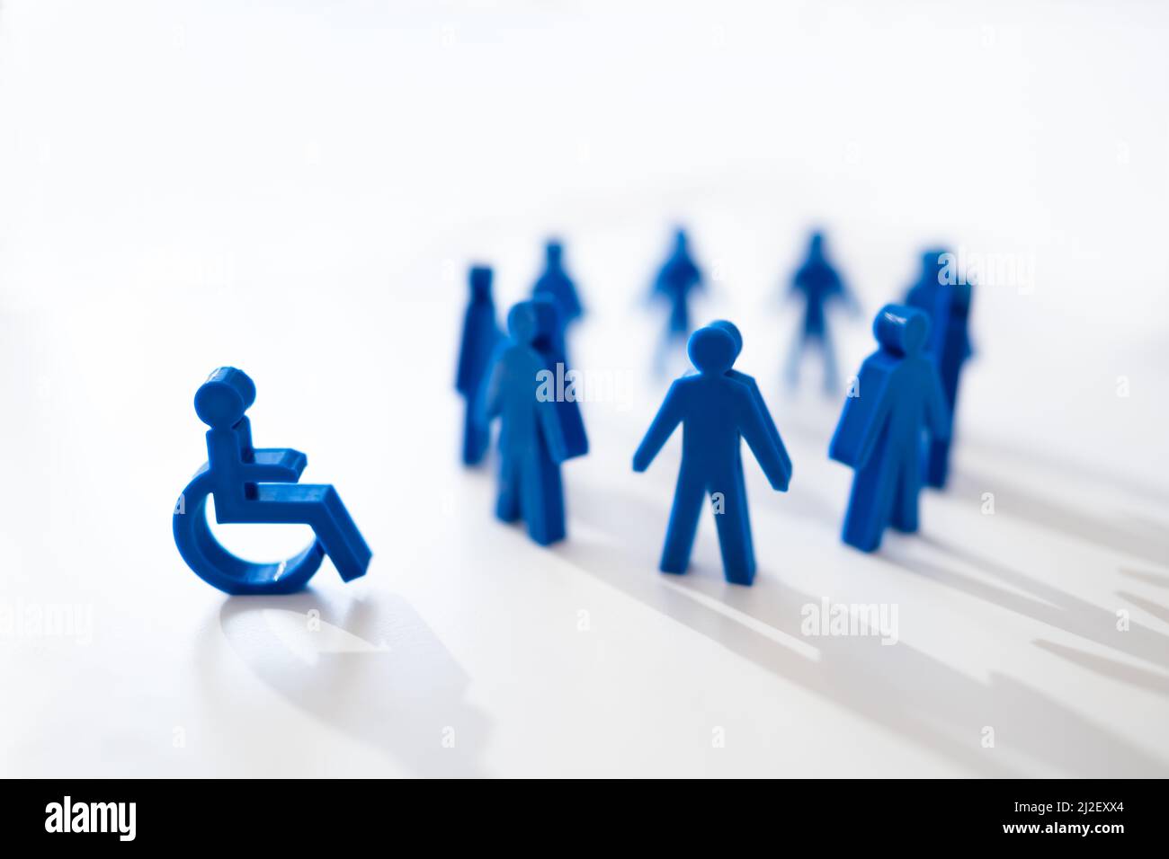 Concetto di disuguaglianza sociale e discriminazione. Persone disabili in sedia a rotelle Foto Stock