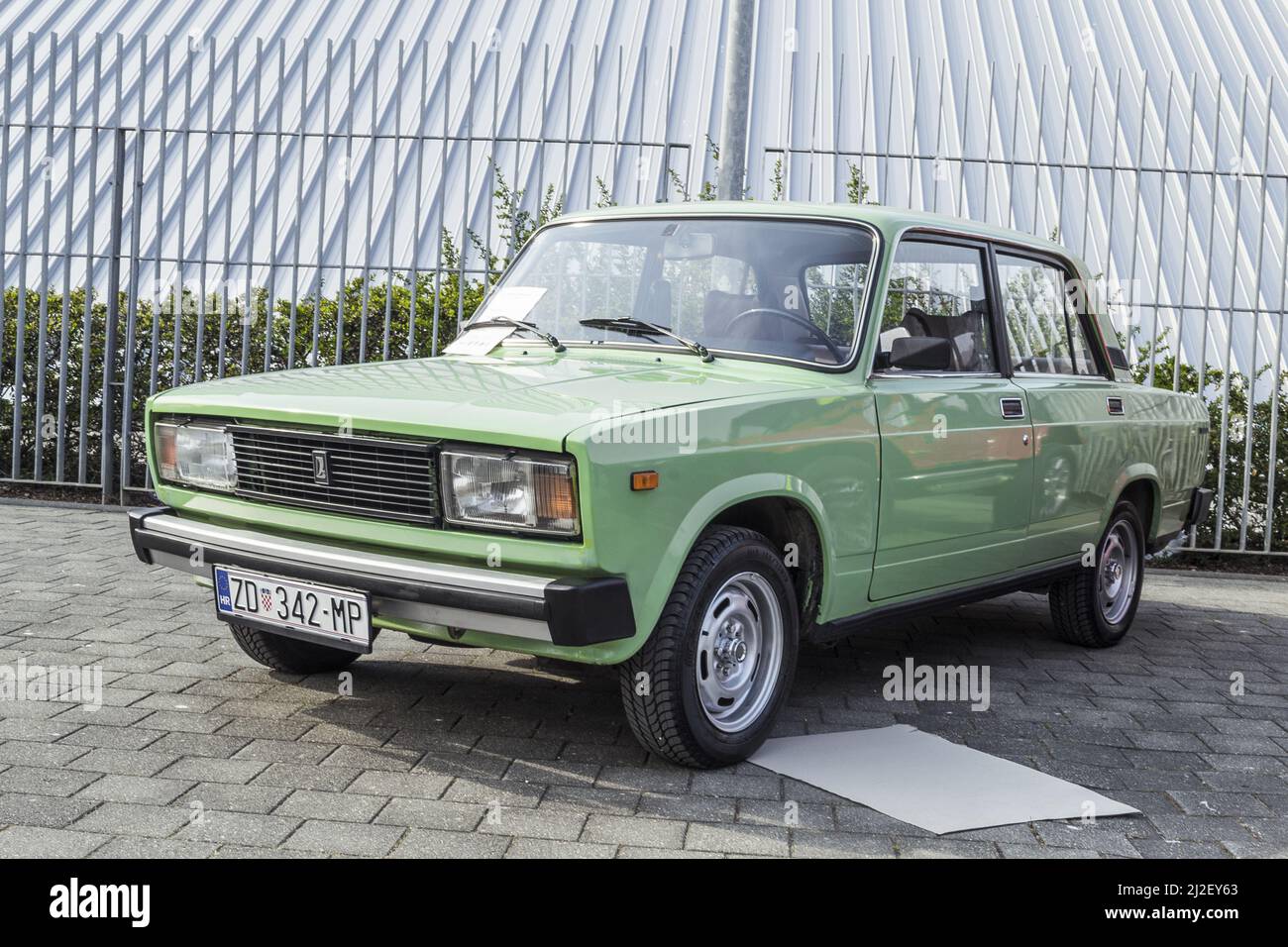 Zara, Croazia, 3.27.2022. Lada VAZ 2105 conosciuta come Lada Riva, classica berlina compatta russa degli anni '80 Foto Stock