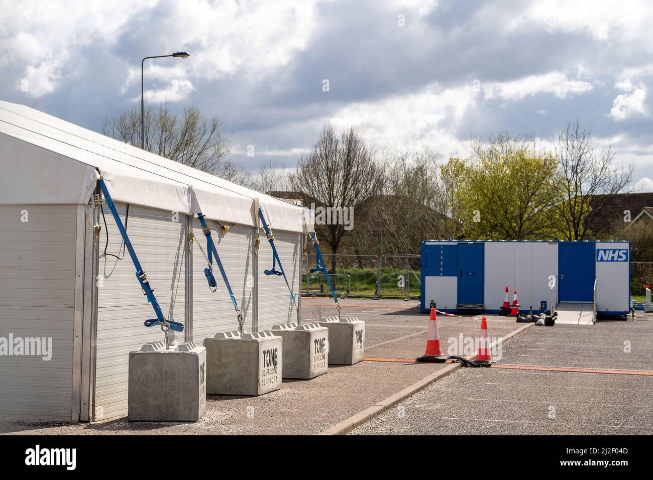 Slough, Berkshire, Regno Unito. 1st aprile 2022. Le persone che oggi vogliono essere testate per Covid-19 sono state distrette per scoprire che il centro di test di massa di Covid-19 a Slough si era chiuso ieri. Questo è il caso in tutta l'Inghilterra seguendo il piano Living with Covid di Boris Johnson. Anche i test di flusso laterale libero sono stati ritirati a parte in alcuni casi, quindi non è più possibile tracciare il numero di casi positivi di Covid-19. Ciò accade in un momento in cui i casi positivi di Covid-19 e le reinfezioni sono diffuse in molte parti dell'Inghilterra. Credit: Maureen McLean/Alamy Live News Foto Stock