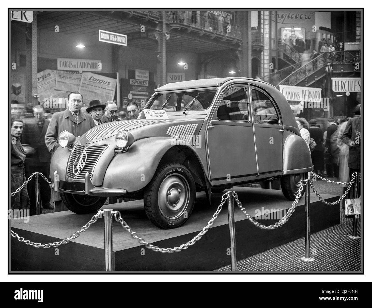1949 Citroen 2CV lanciato al Salone di Parigi France Motor Show a 185.000 FFR con pneumatici Michelin Pilote. Nel dopoguerra il lancio francese della rivoluzionaria Citroen Traction Avant deux chevaux car, che ha successivamente raggiunto lo status iconico in tutto il mondo Foto Stock