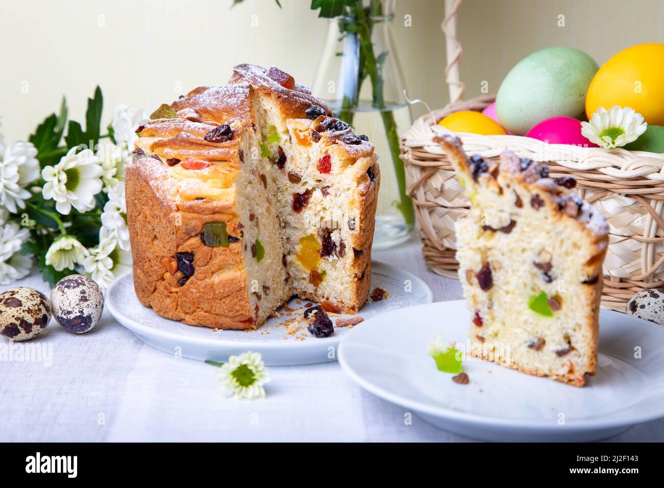 Craffin (Cruffin) con uvetta e canditi. Il Pane di Pasqua Kulich e le uova dipinte. Vacanze Di Pasqua. Primo piano. Foto Stock