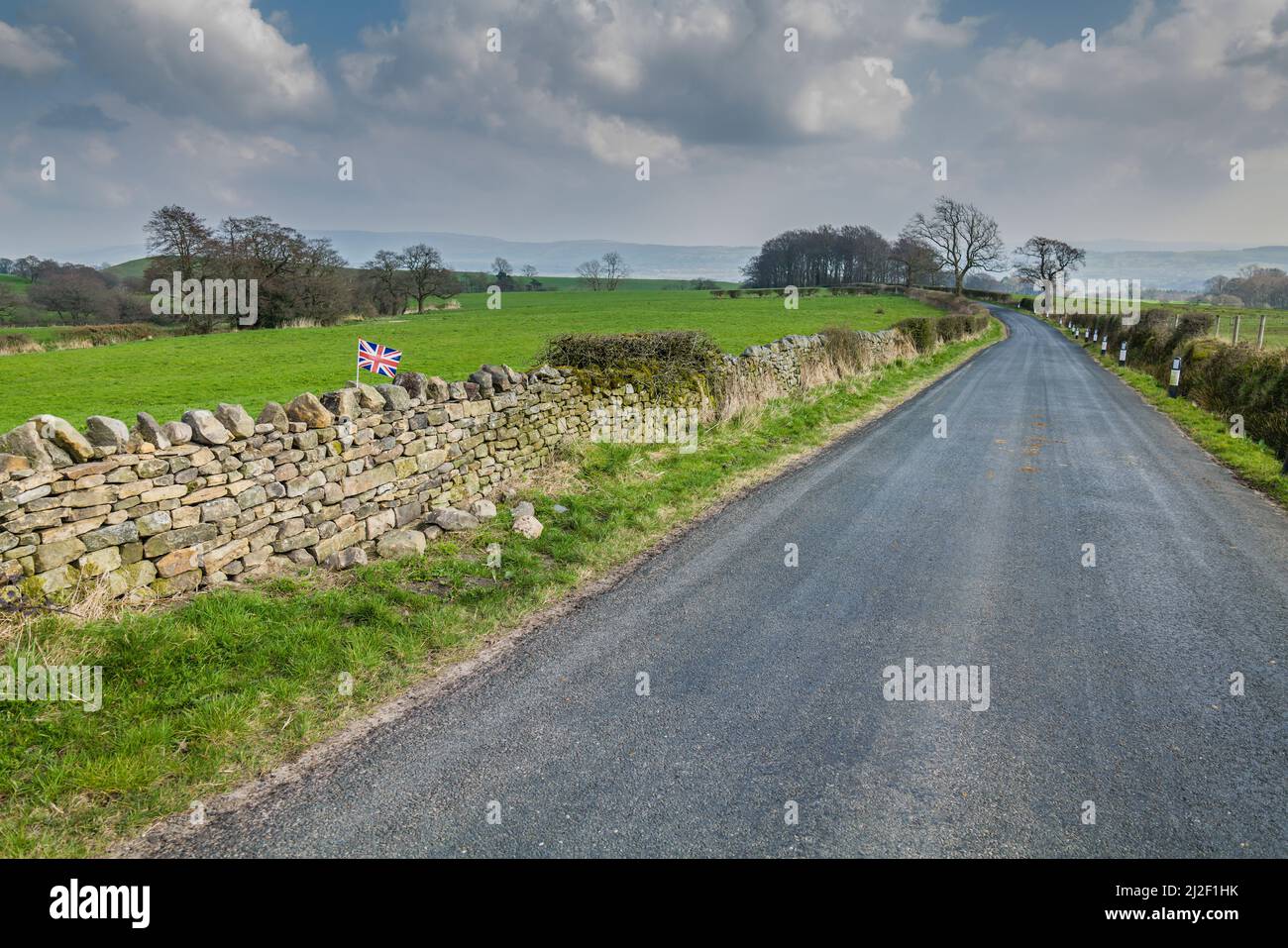 Union Jack bandiera su muro di pietra a secco, Longridge Fell, Lancashire, Regno Unito. Foto Stock