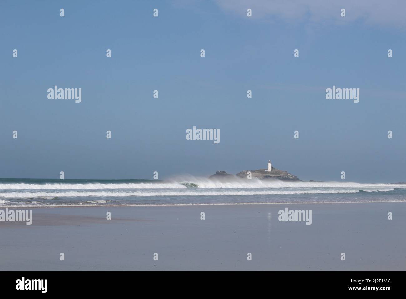 Faro di Godrevy in una giornata limpida dalla Cornovaglia South West Coastal Path Foto Stock