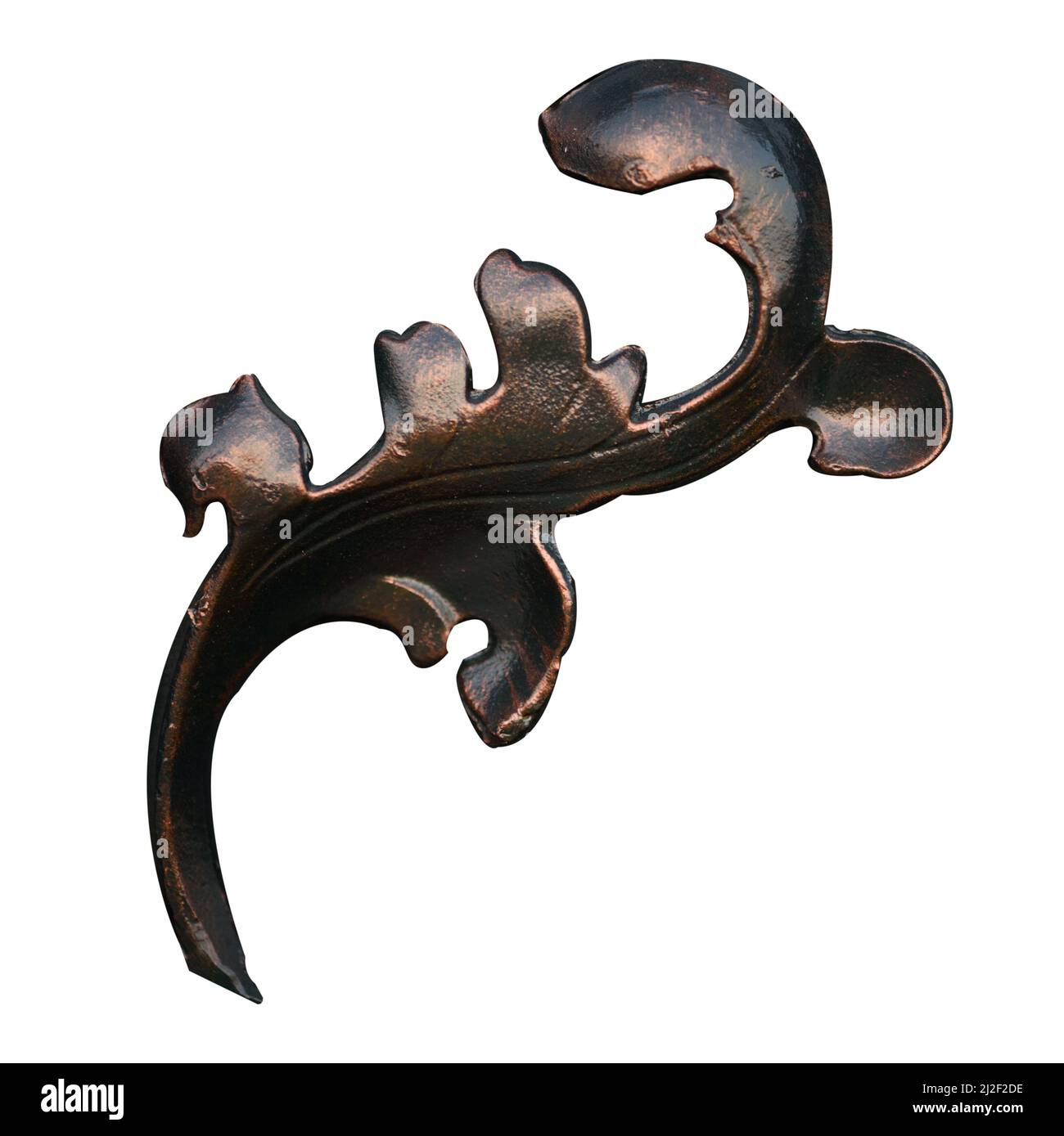 Elemento forgiato con effetto doratura isolato su sfondo bianco. Prodotti forgiati per lavori di design. Elemento decorativo. Foto Stock