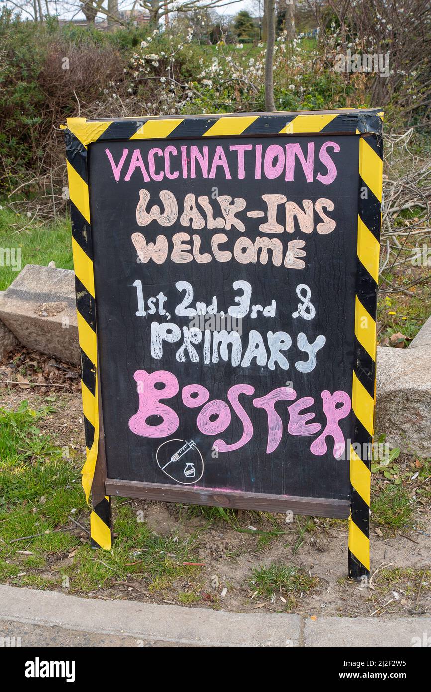 Slough, Berkshire, Regno Unito. 1st aprile 2022. Il centro di vaccinazione Covid-19 a Salt Hill Park a Slough oggi stava facendo una passeggiata e prenotava vaccini e booster Covid-19. Nonostante l'elevato numero di persone che sono positive con Covid-19, solo il 46% degli adulti in Inghilterra immunocompromessi ha avuto il quarto vaccino di richiamo. Credit: Maureen McLean/Alamy Live News Foto Stock