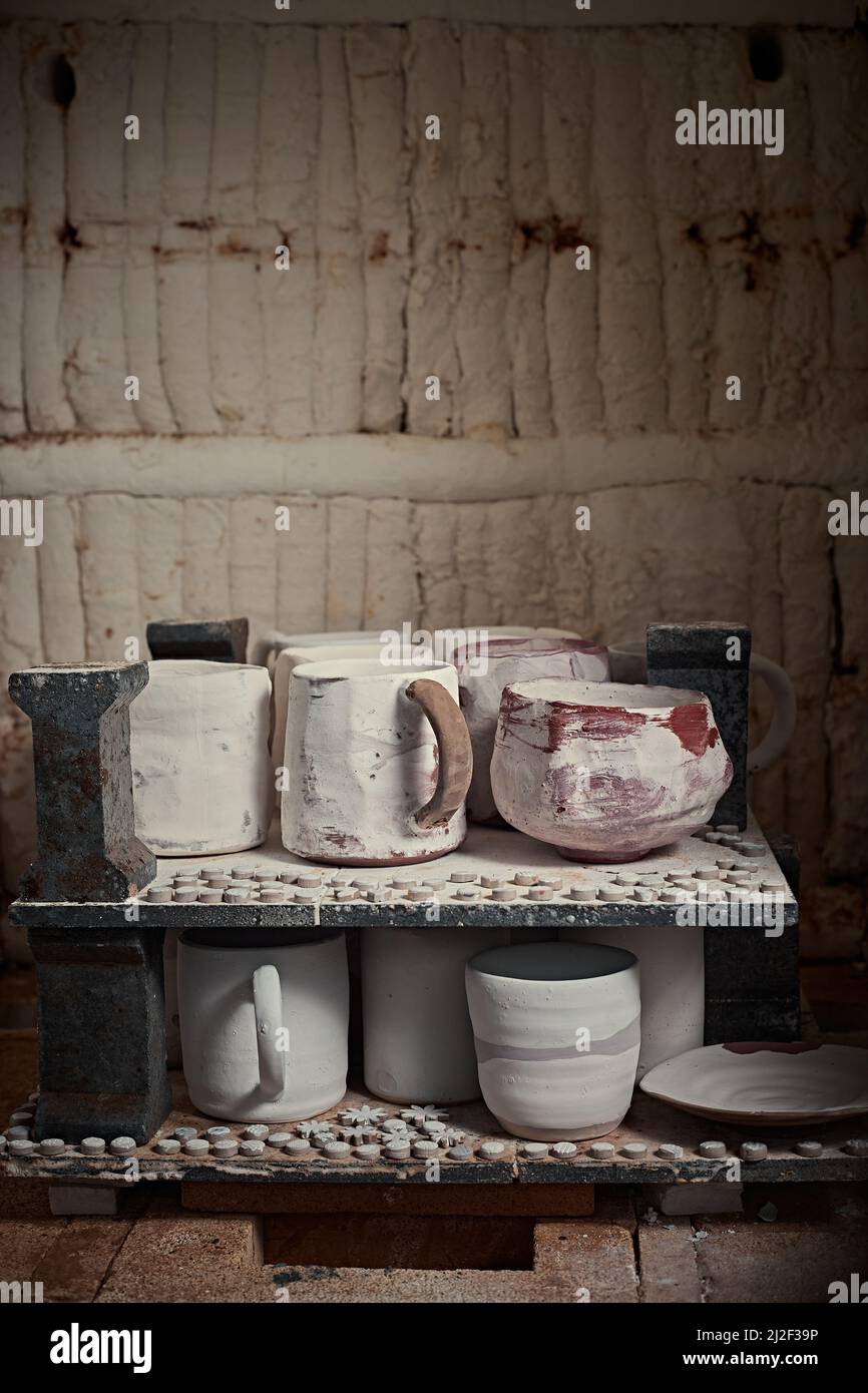 tazze di argilla in forno per la cottura di ceramica in studio di ceramica  Foto stock - Alamy