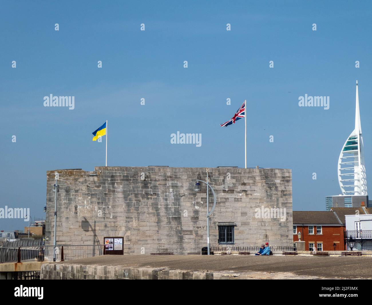 La Square Tower è una delle parti più antiche delle fortificazioni di Portsmouth Inghilterra che batte le bandiere del Regno Unito e dell'Ucraina con il Towe di Spinnaker Foto Stock