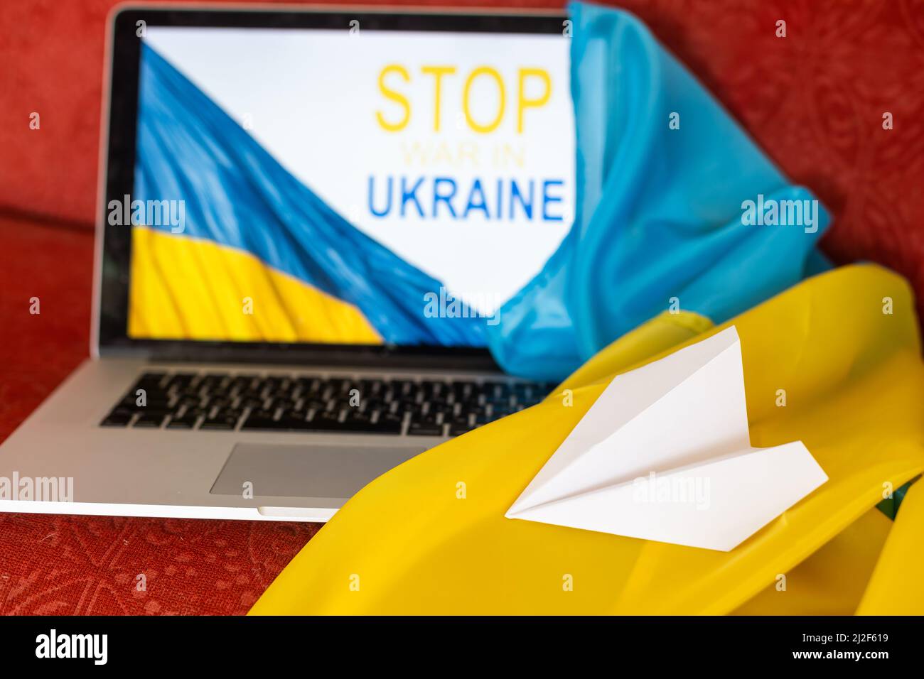 Nessun messaggio di guerra sul portatile. Ucraina contro Russia, conflitto, cyber attacco, invasione, esercito soldato. Speranza di pace. Foto Stock