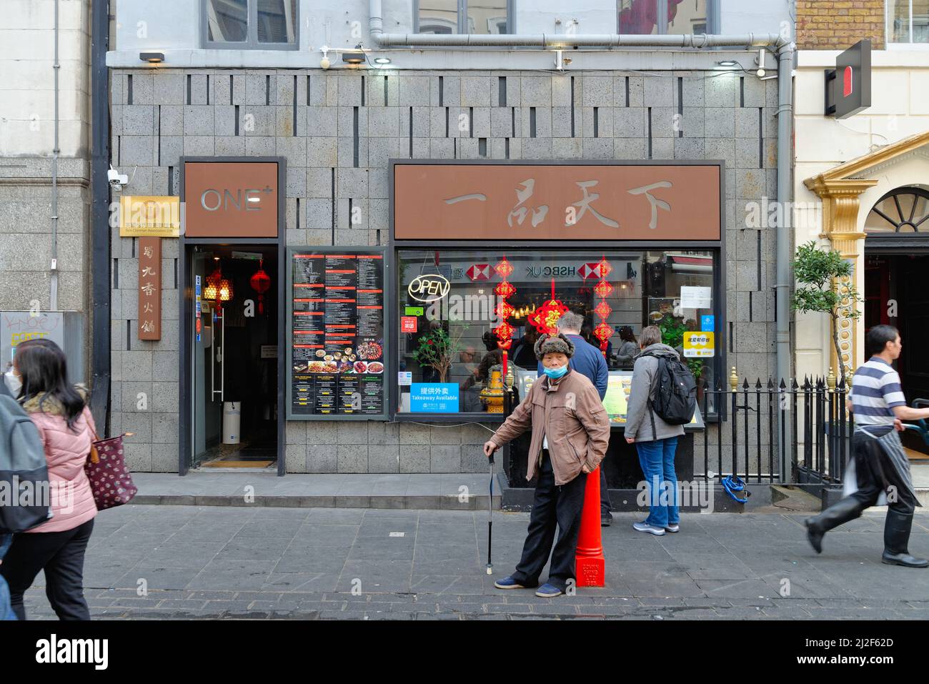 Street scene in Gerrard Street Chinatown Central London Inghilterra Regno Unito Foto Stock